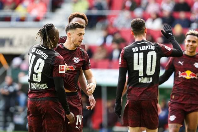 Goal for Leipzig 0 4 by Christoph Baumgartner RB Leipzig 14 cheers in the team Romulo Cardoso RB Leipzig 40 , Yan Diomande RB Leipzig 49 GER, FC Augsburg vs RB Leipzig, 1 Bundesliga Soccer, Matchday 08, Season 2025 2026, 25 10 2025 DFB DFL REGULATIONS PROHIBIT ANY USE OF PHOTOGRAPHS AS IMAGE SEQUENCES AND OR QUASI VIDEO GER, FC Augsburg vs RB Leipzig, 1 Bundesliga Soccer, Matchday 08, Season 2025 2026, 25 10 2025 Augsburg Copyright: xEibner-Pressefoto RogerxBuerkex EP_RBE