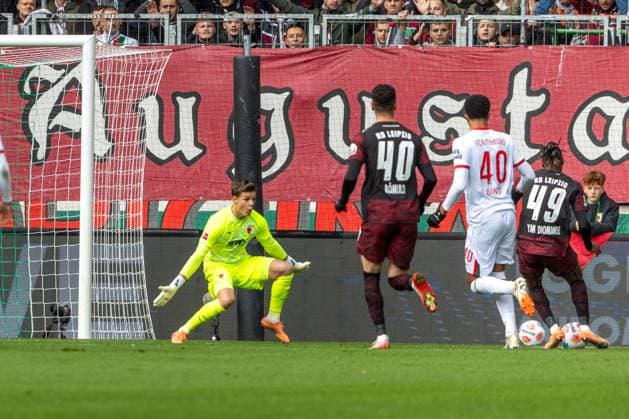Yan Diomande RB Leipzig re scores the 0 1, FC Augsburg vs RB Leipzig, Football, 1 Bundesliga, 8 Matchday, 25 10 2025 DFB regulations prohibit any use of photographs as image sequences and or quasi video Copyright: xkolbert-press PeterxFastlx