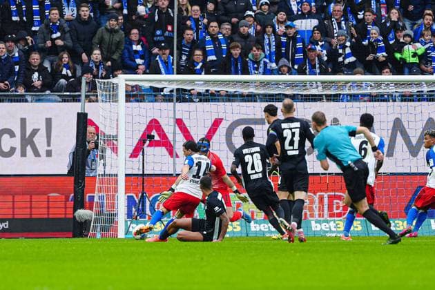 Goal shot Goal chance Rayan Philippe Hamburger SV, 14 GER, Hamburger SV vs VfL Wolfsburg, Football, 1 Bundesliga, Matchday 8, Season 2025 2026, 25 10 2025 DFL REGULATIONS PROHIBIT ANY USE OF PHOTOGRAPHS AS IMAGE SEQUENCES AND OR QUASI VIDEO GER, Hamburger SV vs VfL Wolfsburg, Football, 1 Bundesliga, Matchday 8, Season 2025 2026, 25 10 2025 Hamburg Copyright: xEibner-Pressefoto MarcelxvonxFehrnx EP_MFN