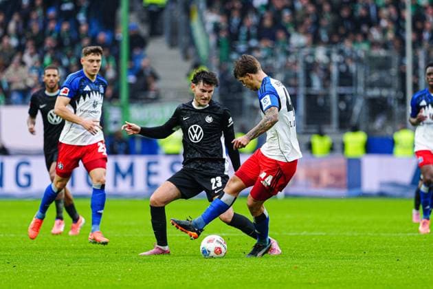 Jonas Wind VfL Wolfsburg, 23 , Luka Vuskovic Hamburger SV, 44 GER, Hamburger SV vs VfL Wolfsburg, Football, 1 Bundesliga, Matchday 8, Season 2025 2026, 25 10 2025 DFL REGULATIONS PROHIBIT ANY USE OF PHOTOGRAPHS AS IMAGE SEQUENCES AND OR QUASI VIDEO GER, Hamburger SV vs VfL Wolfsburg, Football, 1 Bundesliga, Matchday 8, Season 2025 2026, 25 10 2025 Hamburg Copyright: xEibner-Pressefoto MarcelxvonxFehrnx EP_MFN