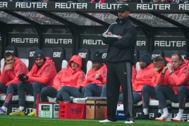 2025-10-25 Borussia Monchengladbach v FC Bayern Munchen - Bundesliga MOENCHENGLADBACH, GERMANY - OCTOBER 25: Head Coach Vincent Kompany of FC Bayern Munchen looks on during the Bundesliga match between Borussia Monchengladbach and FC Bayern Munchen at Borussia-Park on October 25, 2025 in Moenchengladbach, Germany. Moenchengladbach Borussia-Park Germany Content not available for redistribution in The Netherlands directly or indirectly through any third parties. Copyright: xJorisxVerwijstx