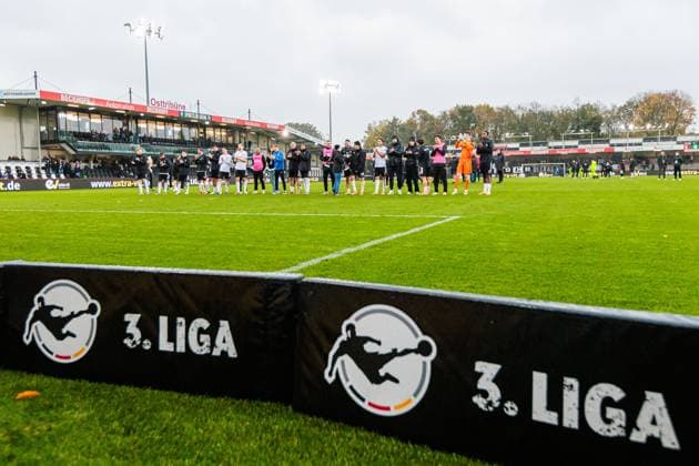 The team of SC Verl celebrates after 5 0 victory GER, SC Verl vs SSV Ulm 1846, Football, 3 Liga, Matchday 12, Season 2025 2026, 25 10 2025 DFL Regulations prohibit any use of photographers as image sequences and or quasi video GER, SC Verl vs SSV Ulm 1846, Football, 3 Liga, Matchday 12, Season 2025 2026, 25 10 2025 Verl Copyright: xEibner-Pressefoto JanxRollingerx EP_JSK