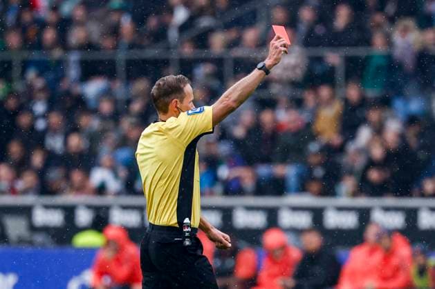 referee Sascha Stegemann shows a red card to Jens Castrop of Borussia Mönchengladbach Borussia Mönchengladbach v FC Bayern München, Bundesliga, Borussia Mönchengladbach v FC Bayern München, Stadion im Borussia-Park, October 25, 2025, Mönchengladbach, Germany.