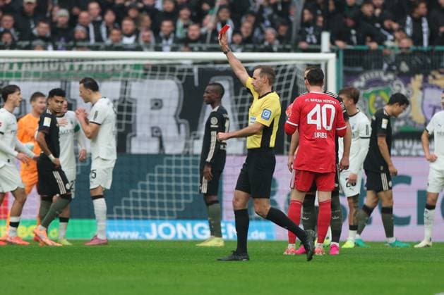 GER, 1 FBL Borussia Moenchengladbach vs FC Bayern Muenchen 25 10 2025, Borussia Park, Moenchengladbach, GER, 1 FBL Borussia Moenchengladbach vs FC Bayern Muenchen , pictured red card for Jens Castrop Moenchengladbach 17 , nordphotoxGmBHx xMeuter nph00351