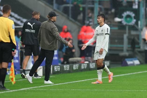 GER, 1 FBL Borussia Moenchengladbach vs FC Bayern Muenchen 25 10 2025, Borussia Park, Moenchengladbach, GER, 1 FBL Borussia Moenchengladbach vs FC Bayern Muenchen , pictured red card for Jens Castrop Moenchengladbach 17 , nordphotoxGmBHx xMeuter nph00351