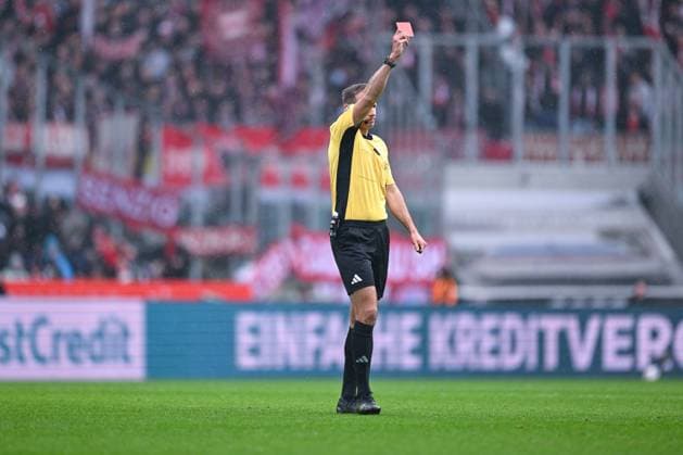 25 10 2025, Football, 1 Bundesliga, Matchday 8 Season 2025 2026, Borussia Mönchengladbach FC Bayern Munich, Red card for Jens Castrop Borussia Mönchengladbach xRHR PHOTO TKx Copyright: RHR-FOTOx RHR-FOTO TK