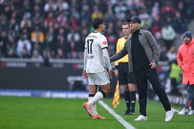 25 10 2025, Football, 1 Bundesliga, Matchday 8 Season 2025 2026, Borussia Mönchengladbach FC Bayern Munich, Jens Castrop Borussia Mönchengladbach walks off the pitch after the red card, Coach Eugen Polanski Borussia Mönchengladbach xRHR PHOTO TKx Copyright: RHR-FOTOx RHR-FOTO TK