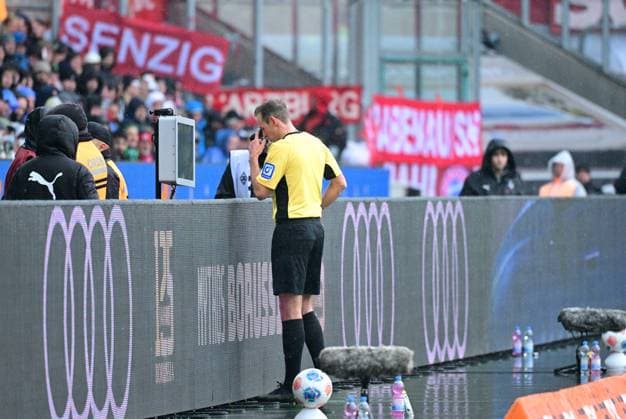 25 10 2025 Moenchengladbach Football, Men, Season 2025 2026, Borussia Moenchengladbach vs Bayern Muenchen Referee Sascha Stegemann in the Review Area He looks at the red card scene again DFL regulations prohibit any use of photographs as image sequences and or quasi video Borussia Park NRW Germany