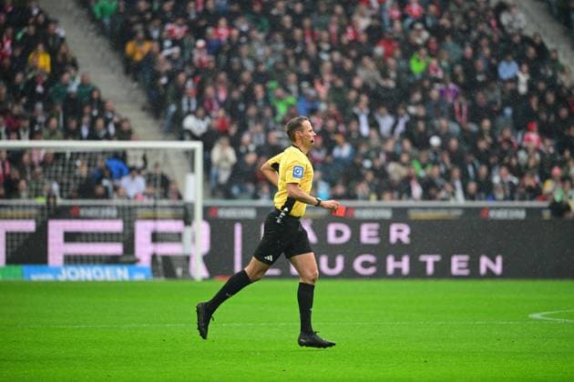 25 10 2025 Moenchengladbach Football, Men, Season 2025 2026, Borussia Moenchengladbach vs Bayern Muenchen Referee Sascha Stegemann with the red card for Jens Castrop Gladbach, not in the picture DFL regulations prohibit any use of photographs as image sequences and or quasi video Borussia Park NRW Germany