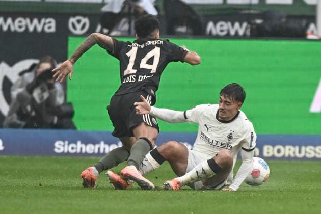 Jens Castrop Moenchengladbach 17 fouls Luis Diaz Muenchen 14 25 10 2025 Soccer Borussia Moenchengladbach vs FC Bayern Muenchen , Borussia Park, Moenchengladbach, DFB DFL REGULATIONS PROHIBIT ANY USE OF PHOTOGRAPHS AS IMAGE SEQUENCES AND OR QUASI VIDEO Copyright: xpepphotox xHorstxMauelshagenx pep00321, pep_20251025_hm_175095