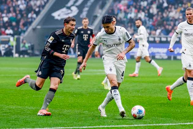 Kevin Diks of Borussia Mönchengladbach passes the ball under pressure from Leon Goretzka of FC Bayern München Borussia Mönchengladbach v FC Bayern München, Bundesliga, Borussia Mönchengladbach v FC Bayern München, Stadion im Borussia-Park, October 25, 2025, Mönchengladbach, Germany.