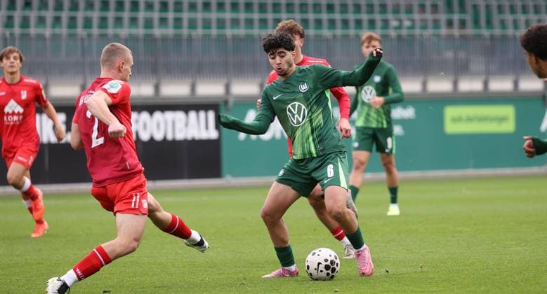 U19 VfL Wolfsburg vs FC Rot Weiß Erfurt Wolfsburg, 25 10 2025, Football, A Juniors, U19, DFB Nachwuchsliga, Preliminary round, VfL Wolfsburg green jerseys vs FC Rot Weiß Erfurt red jerseys , Picture shows Darwin Kaan Soylu VfL, 6 Wolfsburg