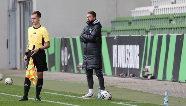 U19 VfL Wolfsburg vs FC Rot Weiß Erfurt Wolfsburg, 25 10 2025, Football, A Juniors, U19, DFB Nachwuchsliga, Preliminary round, VfL Wolfsburg green jerseys vs FC Rot Weiß Erfurt red jerseys , Picture shows VfL coach Daniel Bauer Wolfsburg