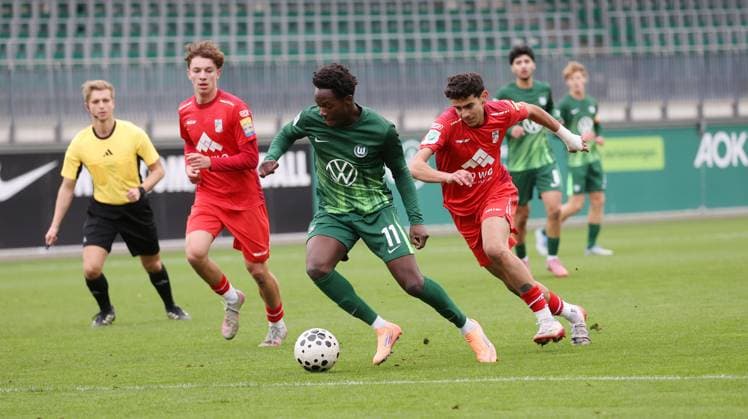 U19 VfL Wolfsburg vs FC Rot Weiß Erfurt Wolfsburg, 25 10 2025, Football, A Juniors, U19, DFB Nachwuchsliga, Preliminary round, VfL Wolfsburg green jerseys vs FC Rot Weiß Erfurt red jerseys , Picture shows Trevor Benedict VfL, 11 Wolfsburg