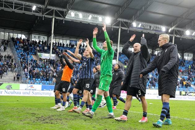 The players of SV Waldhof Mannheim after the match against TSV 1860 Munich at SV Waldhof Mannheim 1860 Munich on 25 10 25 at Carl Benz Stadium, Mannheim xamx Photo Alfio Marino Copyright: