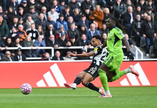 Jacob Murphy of Newcastle United scores their first goal during the Premier League 2025 26 League match between Newcastle United FC and Fulham at St James Park on October 25, 2025 in Newcastle upon Tyne, England. Copyright: xRichardxLee SportsxPressxPhotox Sportspressphoto_SPR50538