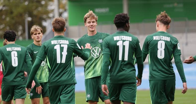 U19 VfL Wolfsburg vs FC Rot Weiß Erfurt Wolfsburg, 25 10 2025, Soccer, A Juniors, U19, DFB Nachwuchsliga, Preliminary round, VfL Wolfsburg green shirts vs FC Rot Weiß Erfurt red shirts , Picture shows jubilation over the goal to 1 0 for VfL by Karlo Simic VfL, 17 Wolfsburg