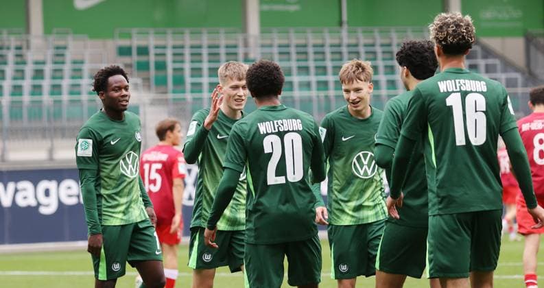 U19 VfL Wolfsburg vs FC Rot Weiß Erfurt Wolfsburg, 25 10 2025, Soccer, A Juniors, U19, DFB Nachwuchsliga, Preliminary round, VfL Wolfsburg green shirts vs FC Rot Weiß Erfurt red shirts , Picture shows VfL celebrating the 2-0 goal by Elia Dittrich VfL, 3 Wolfsburg