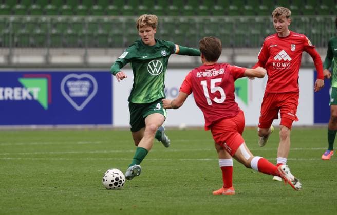 U19 VfL Wolfsburg vs FC Rot Weiß Erfurt Wolfsburg, 25 10 2025, Football, A Juniors, U19, DFB Nachwuchsliga, Preliminary round, VfL Wolfsburg green jerseys vs FC Rot Weiß Erfurt red jerseys , Picture shows Till Neininger VfL, 4 Wolfsburg
