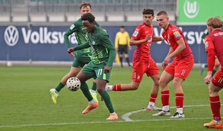 U19 VfL Wolfsburg vs FC Rot Weiß Erfurt Wolfsburg, 25 10 2025, Football, A Juniors, U19, DFB Nachwuchsliga, Preliminary round, VfL Wolfsburg green jerseys vs FC Rot Weiß Erfurt red jerseys , Picture shows Trevor Benedict VfL, 11 Wolfsburg