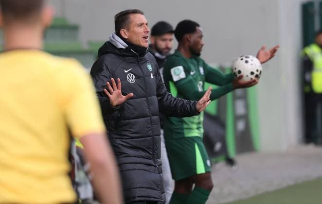 U19 VfL Wolfsburg vs FC Rot Weiß Erfurt Wolfsburg, 25 10 2025, Football, A Juniors, U19, DFB Nachwuchsliga, Preliminary round, VfL Wolfsburg green jerseys vs FC Rot Weiß Erfurt red jerseys , Picture shows VfL coach Daniel Bauer Wolfsburg