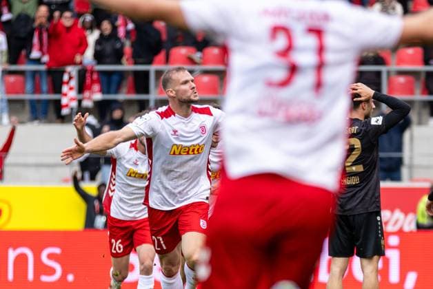 25 10 2025, Soccer, GER, Season, 3 Liga, Season 2025 2026, Matchday 12, SSV Jahn Regensburg VFB Stuttgart II Cheering after the 3 2 winning goal by Eric Hottmann SSV Jahn Regensburg DFL REGULATIONS PROHIBIT ANY USE OF PHOTOGRAPHS AS IMAGE SEQUENCES AND OR QUASI VIDEO