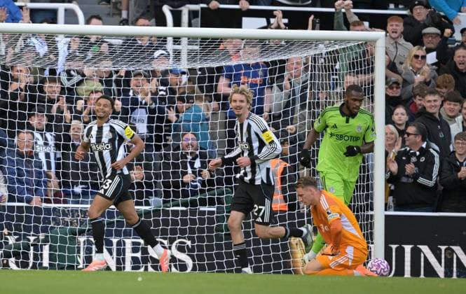 Goalkeeper Bernd Leno of Fulham looks dejected as Jacob Murphy of Newcastle United celebrates scoring the opening goal 1-0 Newcastle United v Fulham, Premier League, Football, St James Park, Newcastle, UK - 25 Oct 2025Newcastle St James Park United Kingdom EDITORIAL USE ONLY No use with unauthorised audio, video, data, fixture lists, club league logos or live services. Online in-match use limited to 120 images, no video emulation. No use in betting, games or single club league player publications. Copyright: xGreigxCowie Shutterstockx 15593332ap