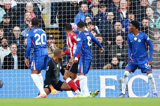 Wilson Isidor of Sunderland scoring a goal (1-1) Chelsea v Sunderland, Premier League, Football, Stamford Bridge, London, UK - 25 Oct 2025London Stamford Bridge United Kingdom EDITORIAL USE ONLY No use with unauthorised audio, video, data, fixture lists, club league logos or live services. Online in-match use limited to 120 images, no video emulation. No use in betting, games or single club league player publications. Copyright: xSimonxDael Shutterstockx 15593312o