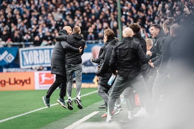 Soccer Men Season 2025 2026 1 Soccer Bundesliga 8 Matchday Hamburger SV vs VfL Wolfsburg 25 10 2025 Coach Paul Simonis VfL Wolfsburg celebrates after the first goal with the bench Hamburg Volksparkstadion Hamburg Germany