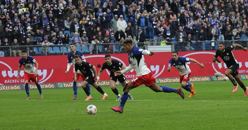 Ransford Yeboah Koenigsdoerffer HSV misses the penalty Football, Men, Season 2025 2026,1 Liga, Volksparkstadion, Hamburger SV vs VfL Wolfsburg, DFL REGULATES PROHIBIT ANY USE OF PHOTOGRAPHS AS IMAGE SEQUENCES AND OR QUASI VIDEO