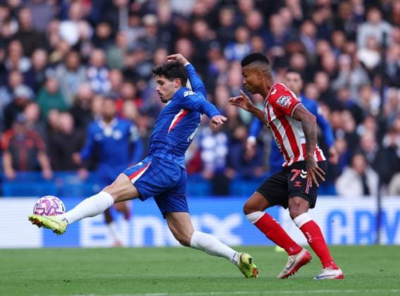 London, England, 25th October 2025. Pedro Neto of Chelsea and Reinildo Mandava of Sunderland during the Chelsea vs Sunderland Premier League match at Stamford Bridge, London. Picture credit should read: Paul Terry Sportimage EDITORIAL USE ONLY. No use with unauthorised audio, video, data, fixture lists, club league logos or live services. Online in-match use limited to 120 images, no video emulation. No use in betting, games or single club league player publications. SPI_019_PT_Chelsea_Sunderland SPI-4235-0019