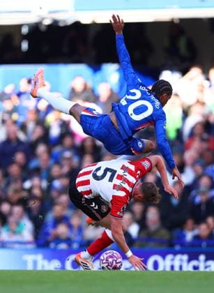 London, England, 25th October 2025. Joao Pedro of Chelsea tussles with Daniel Ballard of Sunderland during the Chelsea vs Sunderland Premier League match at Stamford Bridge, London. Picture credit should read: Paul Terry Sportimage EDITORIAL USE ONLY. No use with unauthorised audio, video, data, fixture lists, club league logos or live services. Online in-match use limited to 120 images, no video emulation. No use in betting, games or single club league player publications. SPI_021_PT_Chelsea_Sunderland SPI-4235-0020