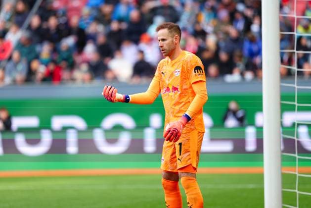 Peter Gulacsi 1, RB Leipzig puts the wall to the free kick at the match between FC Augsburg v RB Leipzig, Football, Men, Bundesliga, 2025 2026, Matchday 8 on 25 10 2025 in Augsburg, WWK Arena DFL and DFB regulations prohibit any use of photographs as image sequences and or quasi video Bayern Germany