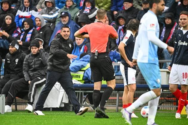 25 10 2025, Football, Men, 2 BL 2 Bundesliga , Season 2025 2026, Holstein Kiel VfL Bochum, 10 Matchday Coach Marcel Rapp Kiel complains to referee Florian Lechner Kiel, Holstein Stadion Holstein Stadion Schleswig Holstein Germany