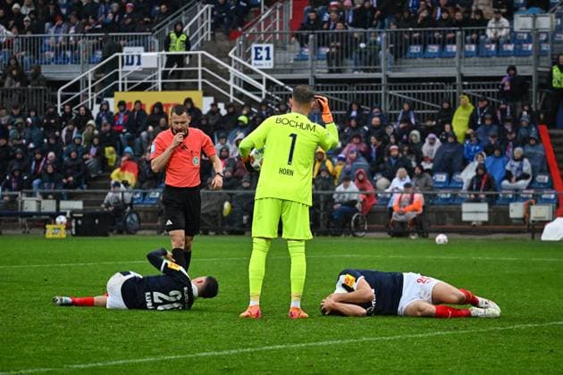 25 10 2025, Football, Men, 2 BL 2 Bundesliga , Season 2025 2026, Holstein Kiel VfL Bochum, Matchday 10 The Kiel players Adrian Kapralik left and Marcus Müller on the ground Kiel, Holstein Stadion Holstein Stadion Schleswig Holstein Germany