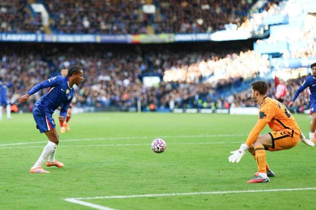 Joao Pedro of Chelsea crosses instead of shooting when through on goal Chelsea v Sunderland, Premier League, Football, Stamford Bridge, London, UK - 25 Oct 2025London Stamford Bridge United Kingdom EDITORIAL USE ONLY No use with unauthorised audio, video, data, fixture lists, club league logos or live services. Online in-match use limited to 120 images, no video emulation. No use in betting, games or single club league player publications. Copyright: xSimonxDael Shutterstockx 15593312v