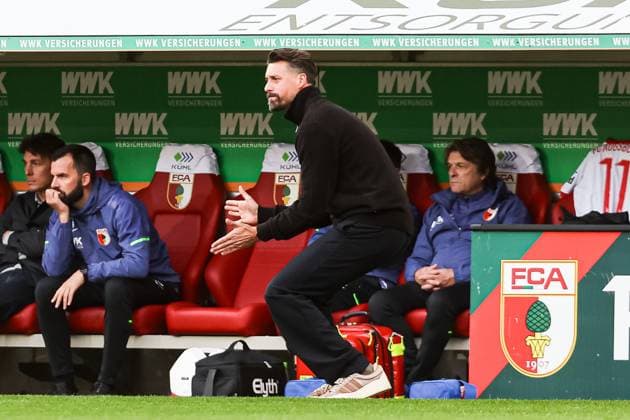 Sandro Wagner FC Augsburg, Head coach with gestures on the sidelines GER, FC Augsburg vs RB Leipzig, 1 Bundesliga Soccer, Matchday 08, Season 2025 2026, 25 10 2025 DFB DFL REGULATIONS PROHIBIT ANY USE OF PHOTOGRAPHS AS IMAGE SEQUENCES AND OR QUASI VIDEO GER, FC Augsburg vs RB Leipzig, 1 Bundesliga Soccer, Matchday 08, Season 2025 2026, 25 10 2025 Augsburg Copyright: xEibner-Pressefoto RogerxBuerkex EP_RBE