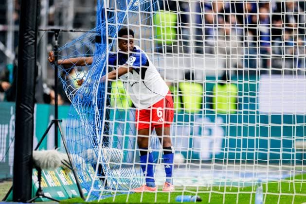 Hamburg, October 25, 2025 Soccer, 1 Bundesliga 2025 26, Hamburger SV VfL Wolfsburg Albert Sambi Lokonga Hamburger SV, 6 DFL REGULATIONS PROHIBIT ANY USE OF PHOTOGRAPHS AS IMAGE SEQUENCES AND OR QUASI VIDEO