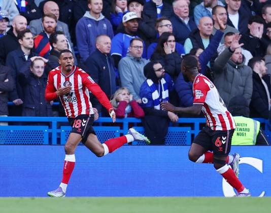 London, England, 25th October 2025. Wilson Isidor of Sunderland (l) celebrates scoring their equalising goal (1-1) during the Chelsea vs Sunderland Premier League match at Stamford Bridge, London. Picture credit should read: Paul Terry Sportimage EDITORIAL USE ONLY. No use with unauthorised audio, video, data, fixture lists, club league logos or live services. Online in-match use limited to 120 images, no video emulation. No use in betting, games or single club league player publications. SPI_023_PT_Chelsea_Sunderland SPI-4235-0024