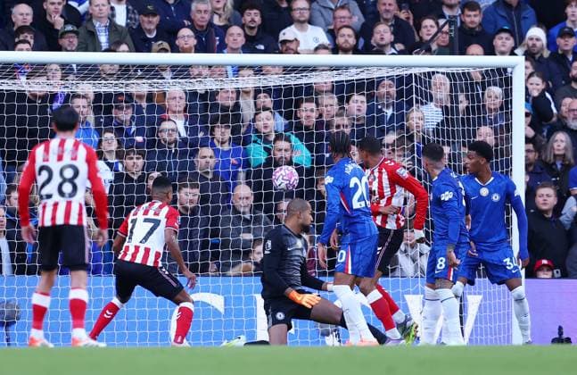 London, England, 25th October 2025. Wilson Isidor of Sunderland scores their equalising goal (1-1) during the Chelsea vs Sunderland Premier League match at Stamford Bridge, London. Picture credit should read: Paul Terry Sportimage EDITORIAL USE ONLY. No use with unauthorised audio, video, data, fixture lists, club league logos or live services. Online in-match use limited to 120 images, no video emulation. No use in betting, games or single club league player publications. SPI_024_PT_Chelsea_Sunderland SPI-4235-0025