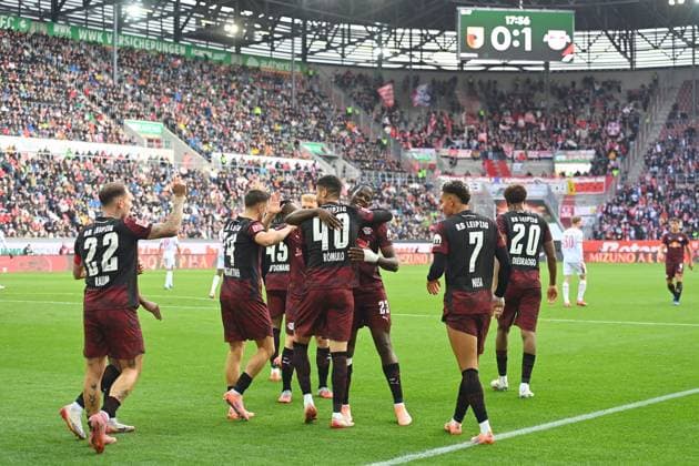 collective goal celebration around Romulo CARDOSO L after goal to 0 2, jubilation,joy,enthusiasm, action, Soccer 1 Bundesliga season 2025 2026, Matchday 8, Matchday 08 FC Augsburg RB Leipzig on 25 10 2025 , WWK A R E N A