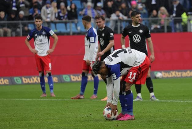 Penalty Ransford Yeboah Koenigsdoerffer HSV ,missed Soccer, Men, Season 2025 2026,1 Liga, Volksparkstadion, Hamburger SV vs VfL Wolfsburg, DFL REGULATIONS PROHIBIT ANY USE OF PHOTOGRAPHS AS IMAGE SEQUENCES AND OR QUASI VIDEO