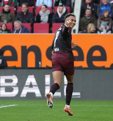 25 10 2024, 1 Bundesliga, FC Augsburg vs RB Leipzig, WWK Arena Augsburg, Football, Sport, in the picture Antonio Nusa RB Leipzig cheers