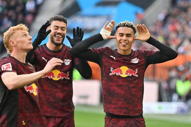 Goal celebration v re Antonio NUSA Leipzig , Romulo CARDOSO L , Jubel,Freude,Begeisterung, Aktion, Fußball 1 Bundesliga Saison 2025 2026, 8 Spieltag, Spieltag08 FC Augsburg RB Leipzig am 25 10 2025 , WWK A R E N A