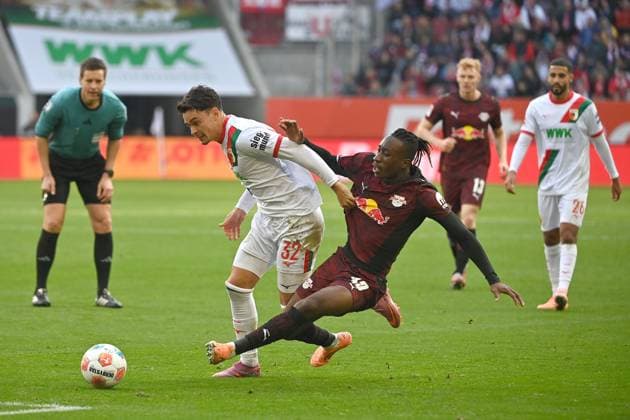 Fabian RIEDER FC Augsburg , Action,duel against Yan Diomande L Football 1 Bundesliga Season 2025 2026, 8 Matchday, Matchday08 FC Augsburg RB Leipzig on 25 10 2025 , WWK A R E N A