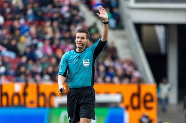 Referee Daniel Siebert gesticulates, gestures, looks, FC Augsburg vs RB Leipzig, Football, 1 Bundesliga, Matchday 8, 25 10 2025 DFB regulations prohibit any use of photographs as image sequences and or quasi video Copyright: xkolbert-press PeterxFastlx