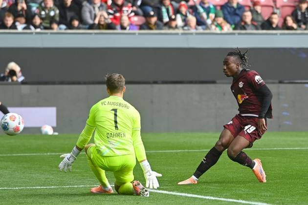 Goal Yan Diomande L to 0 1 against goalkeeper Finn DAHMEN FC Augsburg , Action,Goal kick Soccer 1 Bundesliga Season 2025 2026, Matchday 8, Matchday08 FC Augsburg RB Leipzig on 25 10 2025 , WWK A R E N A