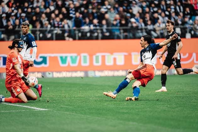 Soccer Men Season 2025 2026 1 Soccer Bundesliga 8 Matchday Hamburger SV vs VfL Wolfsburg 25 10 2025 right Rayan Philippe 14, HSV fails Kamil Grabara 1, VfL Wolfsburg Hamburg Volksparkstadion Hamburg Germany