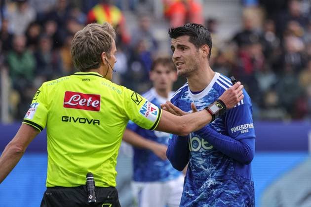 October 25, 2025, Parma, Italy: Como™s Alvaro Morata talks to The referee of the match Daniele Chiffi during the italian soccer Serie A match between Parma Calcio vs Como 1907 on october 25, 2025 at the Stadio Ennio Tardini in Parma, Italy. ANSA Soccer: Serie A; Parma Vs Como  - ZUMAa110 20251025_zaf_a110_033 Copyright: xLorenzoxCattanix