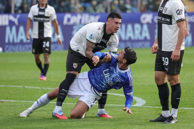 October 25, 2025, Parma, Italy: Parma™s Lautaro Valenti in action against Como™s Alvaro Morata during the italian soccer Serie A match between Parma Calcio vs Como 1907 on october 25, 2025 at the Stadio Ennio Tardini in Parma, Italy. ANSA Soccer: Serie A; Parma Vs Como  - ZUMAa110 20251025_zaf_a110_035 Copyright: xLorenzoxCattanix